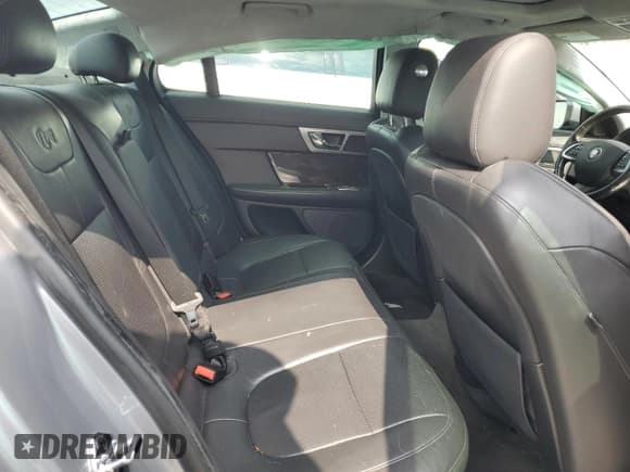 ✅ 2015 Jaguar XF R • VIN: SAJWA0JH6FMU55451 • Lot: 58621714. Wystawiony na Copart z przebiegiem 94 423 mil. Bezpłatny archiwum sprzedaży aukcyjnych z USA i szczegółowy raport historii pojazdu na DreamBid. Zdjęcie 10.