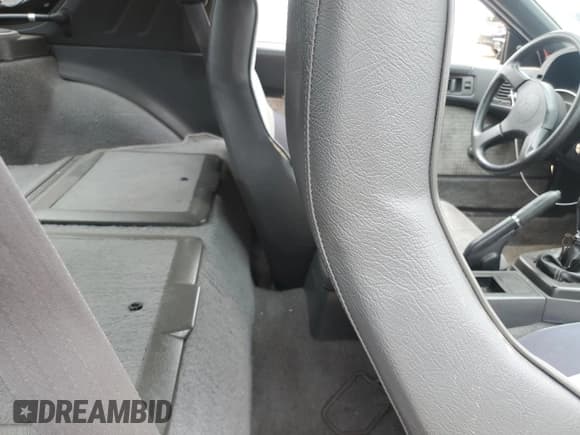 ✅ 1987 Mazda RX-7 • VIN: JM1FC3319H0510950 • Lot: 56665735. Wystawiony na Copart z przebiegiem 75 514 mil. Bezpłatny archiwum sprzedaży aukcyjnych z USA i szczegółowy raport historii pojazdu na DreamBid. Zdjęcie 10.