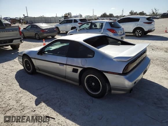 ✅ 1986 Pontiac Fiero • VIN: 1G2PG9799GP261135 • Лот: 77305934. Опубликован ранее на Copart с пробегом 53 837 миль. Бесплатный доступ к архиву аукционных продаж из США и подробный отчёт об истории автомобиля на DreamBid. Изображение 2.