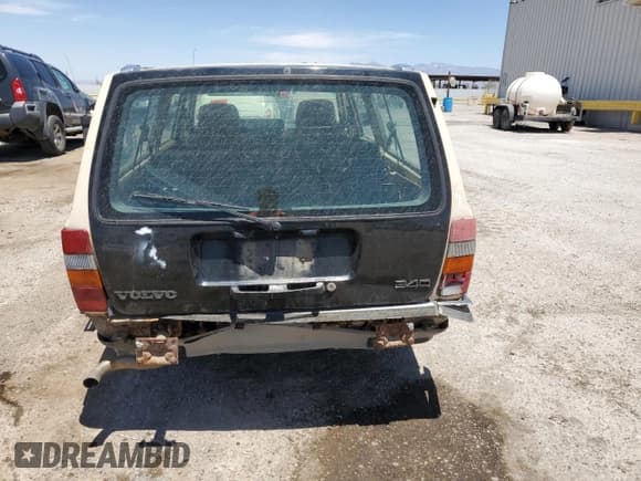 ✅ 1989 Volvo 240 DL • VIN: YV1AX8850K1815840 • Lot: 58343555. Wystawiony na Copart z przebiegiem 243 370 mil. Bezpłatny archiwum sprzedaży aukcyjnych z USA i szczegółowy raport historii pojazdu na DreamBid. Zdjęcie 6.