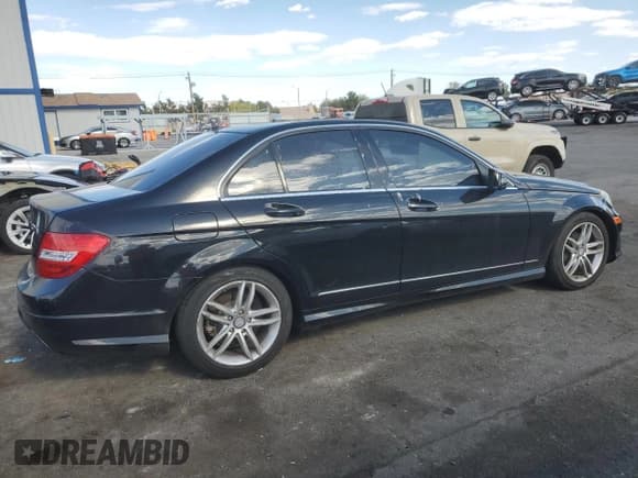 ✅ 2013 Mercedes-Benz C 250 Sport • VIN: WDDGF4HB7DA757042 • Lot: 54987555. Wystawiony na Copart z przebiegiem 122 968 mil. Bezpłatny archiwum sprzedaży aukcyjnych z USA i szczegółowy raport historii pojazdu na DreamBid. Zdjęcie 3.
