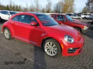 ✅ 2018 Volkswagen Beetle SE • VIN: 3VWJD7AT4JM703168 • Лот: 83746544. Опубликован ранее на Copart с пробегом 18 012 миль. Бесплатный доступ к архиву аукционных продаж из США и подробный отчёт об истории автомобиля на DreamBid. Изображение 4.