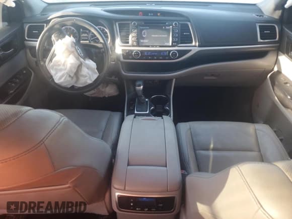✅ 2019 Toyota Highlander Limited • VIN: 5TDYZRFHXKS353856 • Lot: 70135945. Listed on Copart with 95,907 mi. Free auction sales archive from the USA and detailed vehicle history report at DreamBid. Image 8.