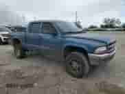 2002 Dodge Dakota Sport z VIN 1B7HG38N22S696268, wystawiony jako Copart lot #78382174 z przebiegiem 239 879 mil mil oraz Szkoda całkowita • Salvage title. Historia ofert i sprzedaży dostępna na DreamBid. Obrazek 4.