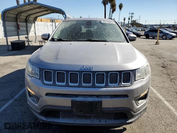 ✅ 2019 Jeep Compass Latitude • VIN: 3C4NJCBB6KT622286 • Lot: 85418075. Wystawiony na Copart z przebiegiem 66 112 mil. Bezpłatny archiwum sprzedaży aukcyjnych z USA i szczegółowy raport historii pojazdu na DreamBid. Zdjęcie 5.