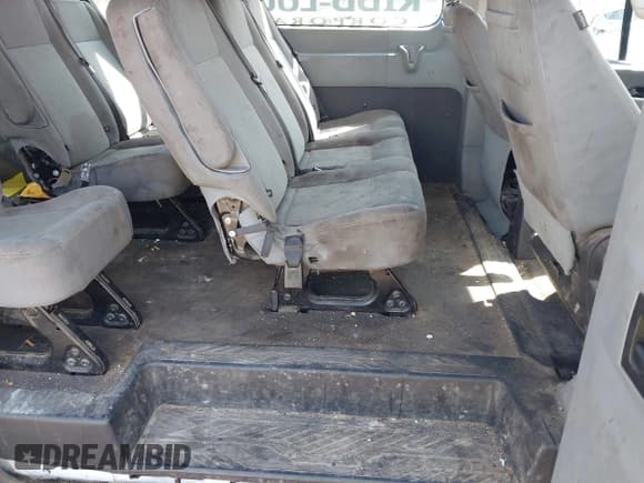 ✅ 2017 Ford Transit XL • VIN: 1FBZX2ZM8HKA10722 • Lot: 42993074. Wystawiony na IAAI z przebiegiem 150 411 mil. Bezpłatny archiwum sprzedaży aukcyjnych z USA i szczegółowy raport historii pojazdu na DreamBid. Zdjęcie 8.