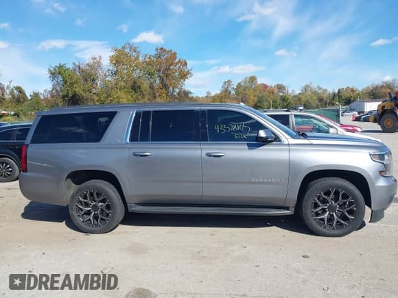 ✅ 2019 Chevrolet Suburban LT • VIN: 1GNSKHKCXKR132620 • Lot: 43578105. Wystawiony na IAAI z przebiegiem 120 367 mil. Bezpłatny archiwum sprzedaży aukcyjnych z USA i szczegółowy raport historii pojazdu na DreamBid. Zdjęcie 13.