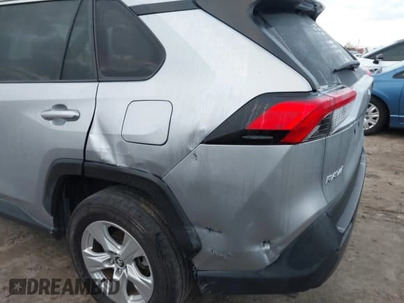 ✅ 2021 Toyota RAV4 XLE Premium • VIN: 2T3C1RFV5MC096681 • Lot: 43760773. Wystawiony na IAAI z przebiegiem 111 100 mil. Bezpłatny archiwum sprzedaży aukcyjnych z USA i szczegółowy raport historii pojazdu na DreamBid. Zdjęcie 6.