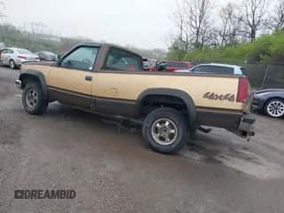 1988 Chevrolet Silverado 2500 z VIN 1GCFK24K3JE163242, wystawiony jako IAAI lot #41961531 z przebiegiem 202 868 mil mil oraz . Historia ofert i sprzedaży dostępna na DreamBid. Obrazek 3.