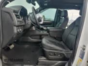 ✅ 2023 Chevrolet Tahoe RST • VIN: 1GNSKRKD8PR474847 • Lot: 82622165. Wystawiony na Copart z przebiegiem 29 408 mil. Bezpłatny archiwum sprzedaży aukcyjnych z USA i szczegółowy raport historii pojazdu na DreamBid. Zdjęcie 7.