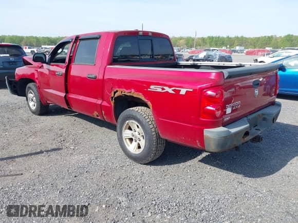 2008 Dodge Dakota SXT z VIN 1D7HW38K48S522497, wystawiony jako IAAI lot #42104761 z przebiegiem 244 129 mil mil oraz . Historia ofert i sprzedaży dostępna na DreamBid. Obrazek 3.