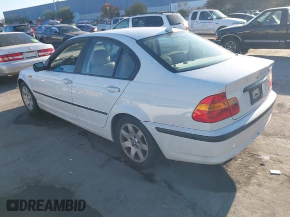 ✅ 2004 BMW 3 Series 325i • VIN: WBAET37414NJ41950 • Lot: 43883478. Listed on IAAI with 213,622 mi. Free auction sales archive from the USA and detailed vehicle history report at DreamBid. Image 3.
