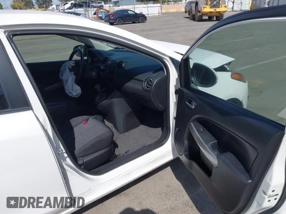 ✅ 2012 Mazda 2 Sport • VIN: JM1DE1KZ1C0145993 • Lot: 42863424. Wystawiony na IAAI z przebiegiem 118 650 mil. Bezpłatny archiwum sprzedaży aukcyjnych z USA i szczegółowy raport historii pojazdu na DreamBid. Zdjęcie 5.