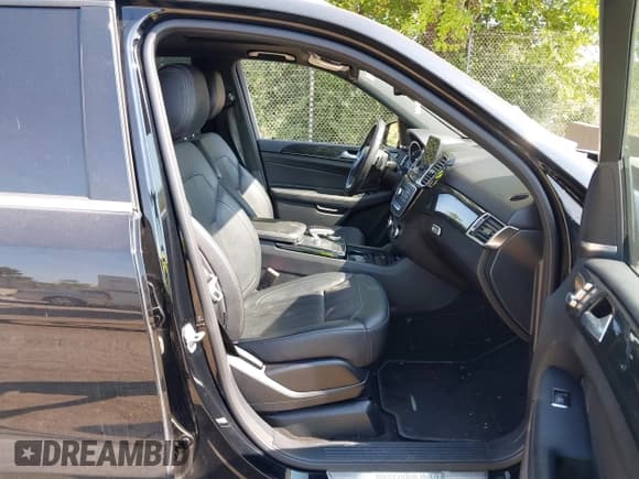 ✅ 2017 Mercedes-Benz GLE 350 • VIN: 4JGDA5HB9HA901323 • Лот: 43228070. Опубликован ранее на IAAI с пробегом 107 074 миль. Бесплатный доступ к архиву аукционных продаж из США и подробный отчёт об истории автомобиля на DreamBid. Изображение 5.