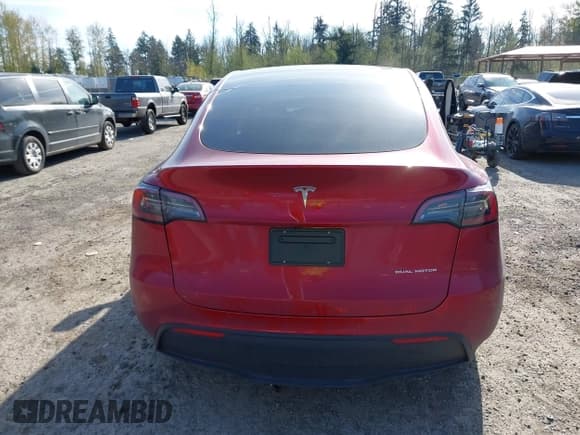 ✅ 2024 Tesla Model Y Long Range • VIN: 7SAYGDEE9RF199805 • Lot: 42018221. Wystawiony na IAAI z przebiegiem 7 359 mil. Bezpłatny archiwum sprzedaży aukcyjnych z USA i szczegółowy raport historii pojazdu na DreamBid. Zdjęcie 17.