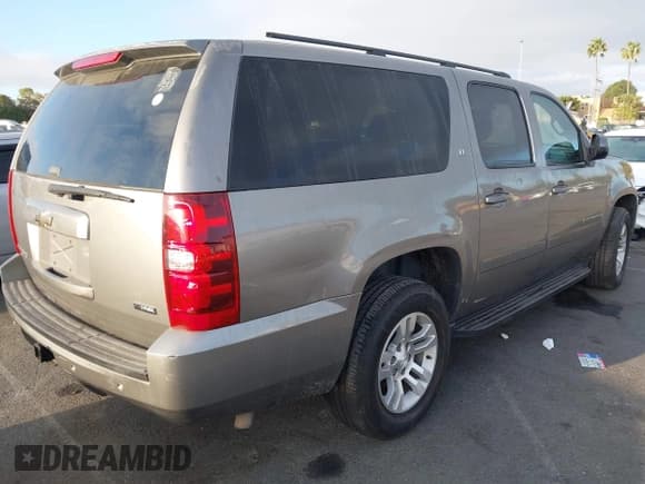 ✅ 2008 Chevrolet Suburban LTZ • VIN: 3GNFC16098G106587 • Lot: 43343278. Listed on IAAI with 213,740 mi. Free auction sales archive from the USA and detailed vehicle history report at DreamBid. Image 4.