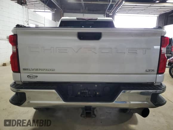 2020 Chevrolet Silverado 2500HD LTZ z VIN 1GC4YPEY5LF172009, wystawiony jako Copart lot #70006585 z przebiegiem 180 140 mil mil oraz Szkoda całkowita • Salvage title. Historia ofert i sprzedaży dostępna na DreamBid. Obrazek 6.