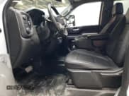 ✅ 2023 Chevrolet Silverado 2500HD Work Truck • VIN: 1GC1YLE7XPF169163 • Lot: 90227305. Wystawiony na Copart z przebiegiem 56 939 mil. Bezpłatny archiwum sprzedaży aukcyjnych z USA i szczegółowy raport historii pojazdu na DreamBid. Zdjęcie 7.