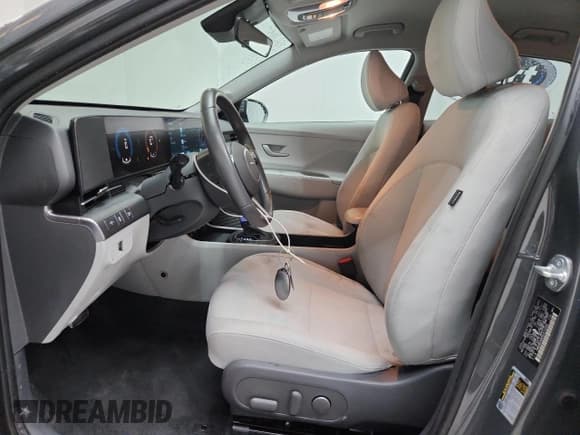 ✅ 2025 Hyundai Kona SEL • VIN: KM8HB3AB8SU212246 • Lot: 90502825. Wystawiony na Copart z przebiegiem 26 522 mil. Bezpłatny archiwum sprzedaży aukcyjnych z USA i szczegółowy raport historii pojazdu na DreamBid. Zdjęcie 7.