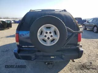 ✅ 2000 Chevrolet Blazer LS • VIN: 1GNCT18W8YK234090 • Lot: 43063565. Wystawiony na Copart z przebiegiem 96 942 mil. Bezpłatny archiwum sprzedaży aukcyjnych z USA i szczegółowy raport historii pojazdu na DreamBid. Zdjęcie 6.