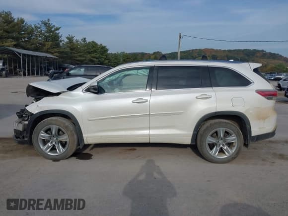 ✅ 2015 Toyota Highlander Limited • VIN: 5TDDKRFH0FS093864 • Lot: 43226200. Listed on IAAI with 153,681 mi. Free auction sales archive from the USA and detailed vehicle history report at DreamBid. Image 15.
