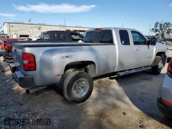 2011 Chevrolet Silverado 3500HD DRW LTZ z VIN 1GC5K1C8XBZ292990, wystawiony jako Copart lot #75099134 z przebiegiem 47 168 mil mil oraz Szkoda całkowita • Salvage title. Historia ofert i sprzedaży dostępna na DreamBid. Obrazek 3.