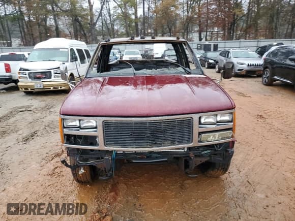 ✅ 1989 GMC Sierra 1500 • VIN: 2GTHC39N0K1511984 • Lot: 84058734. Wystawiony na Copart z przebiegiem Nie podano. Bezpłatny archiwum sprzedaży aukcyjnych z USA i szczegółowy raport historii pojazdu na DreamBid. Zdjęcie 5.