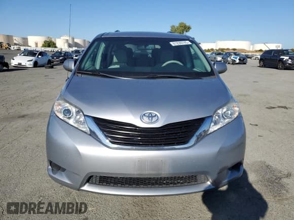 ✅ 2014 Toyota Sienna LE • VIN: 5TDKK3DC0ES417017 • Lot: 81239745. Listed on Copart with 155,123 mi. Free auction sales archive from the USA and detailed vehicle history report at DreamBid. Image 5.