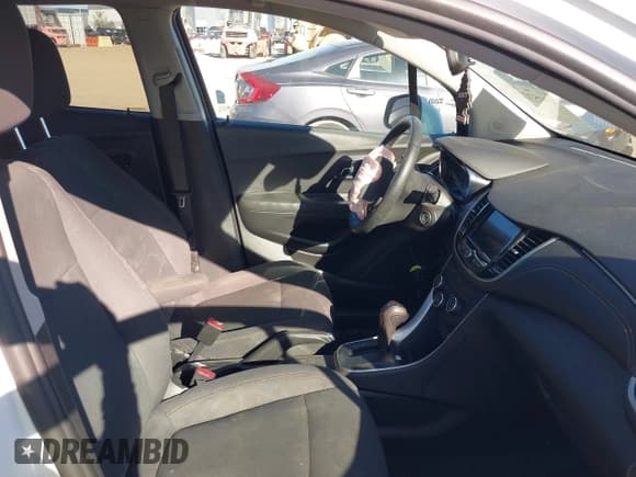 ✅ 2020 Chevrolet Trax LS • VIN: 3GNCJKSBXLL108211 • Lot: 43457223. Wystawiony na IAAI z przebiegiem 123 790 mil. Bezpłatny archiwum sprzedaży aukcyjnych z USA i szczegółowy raport historii pojazdu na DreamBid. Zdjęcie 5.