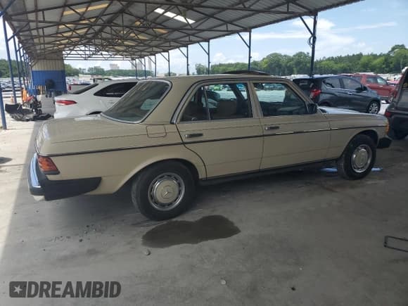 ✅ 1982 Mercedes-Benz 240 • VIN: WDBAB23A5CB334921 • Lot: 61423295. Wystawiony na Copart z przebiegiem 289 133 mil. Bezpłatny archiwum sprzedaży aukcyjnych z USA i szczegółowy raport historii pojazdu na DreamBid. Zdjęcie 3.