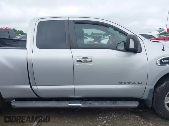 ✅ 2017 Nissan Titan SV • VIN: 1N6AA1C50HN562801 • Lot: 42702143. Wystawiony na IAAI z przebiegiem 90 233 mil. Bezpłatny archiwum sprzedaży aukcyjnych z USA i szczegółowy raport historii pojazdu na DreamBid. Zdjęcie 13.