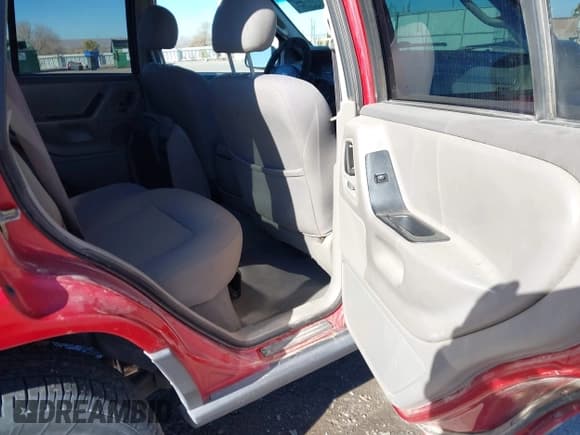 ✅ 2004 Jeep Grand Cherokee Laredo • VIN: 1J4GX48S24C242505 • Lot: 43869706. Listed on IAAI with 195,490 mi. Free auction sales archive from the USA and detailed vehicle history report at DreamBid. Image 8.