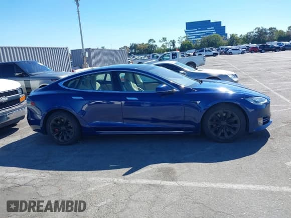 ✅ 2017 Tesla Model S 100D • VIN: 5YJSA1E28HF200188 • Lot: 43494042. Wystawiony na IAAI z przebiegiem 81 519 mil. Bezpłatny archiwum sprzedaży aukcyjnych z USA i szczegółowy raport historii pojazdu na DreamBid. Zdjęcie 13.