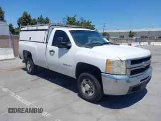 2007 Chevrolet Silverado 2500HD z VIN 1GCHC24627E573886, wystawiony jako IAAI lot #42477943 z przebiegiem 219 628 mil mil oraz . Historia ofert i sprzedaży dostępna na DreamBid. Obrazek 1.