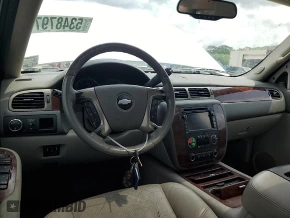 ✅ 2009 Chevrolet Suburban LTZ • VIN: 1GNFC36J49R174141 • Lot: 53487975. Wystawiony na Copart z przebiegiem 228 242 mil. Bezpłatny archiwum sprzedaży aukcyjnych z USA i szczegółowy raport historii pojazdu na DreamBid. Zdjęcie 8.