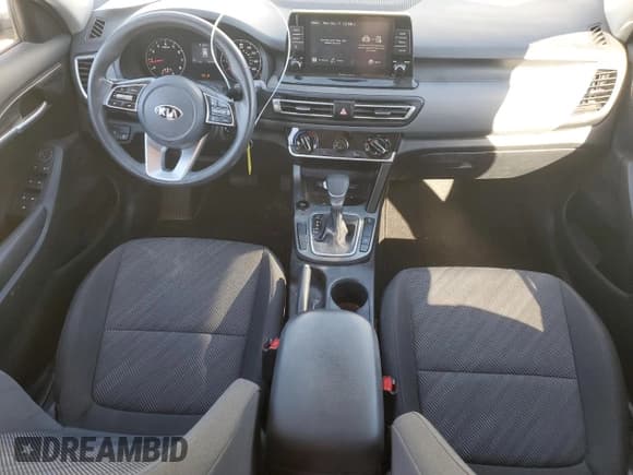 ✅ 2021 Kia Seltos LX • VIN: KNDEPCAAXM7150673 • Lot: 92498905. Wystawiony na Copart z przebiegiem 105 246 mil. Bezpłatny archiwum sprzedaży aukcyjnych z USA i szczegółowy raport historii pojazdu na DreamBid. Zdjęcie 8.