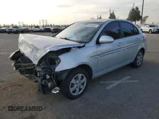 2008 Hyundai Accent GLS z VIN KMHCN46C98U234256, wystawiony jako Copart lot #83089384 z przebiegiem 153 802 mil mil oraz Szkoda całkowita • Salvage title. Historia ofert i sprzedaży dostępna na DreamBid. Obrazek 1.