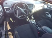 ✅ 2017 Hyundai Veloster • VIN: KMHTC6AD9HU322175 • Lot: 83322824. Wystawiony na Copart z przebiegiem Nie podano. Bezpłatny archiwum sprzedaży aukcyjnych z USA i szczegółowy raport historii pojazdu na DreamBid. Zdjęcie 8.