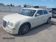 ✅ 2005 Chrysler 300 C • VIN: 2C3AA63H35H632102 • Лот: 42702035. Опубликован ранее на IAAI с пробегом 172 035 миль. Бесплатный доступ к архиву аукционных продаж из США и подробный отчёт об истории автомобиля на DreamBid. Изображение 2.