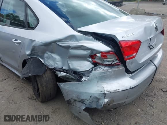 ✅ 2013 Volkswagen Passat S • VIN: 1VWAP7A34DC097948 • Lot: 43296709. Wystawiony na IAAI z przebiegiem 180 000 mil. Bezpłatny archiwum sprzedaży aukcyjnych z USA i szczegółowy raport historii pojazdu na DreamBid. Zdjęcie 6.