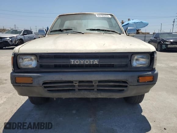 ✅ 1990 Toyota Pickup • VIN: JT4RN81A9L5071980 • Lot: 63795355. Wystawiony na Copart z przebiegiem 189 781 mil. Bezpłatny archiwum sprzedaży aukcyjnych z USA i szczegółowy raport historii pojazdu na DreamBid. Zdjęcie 5.