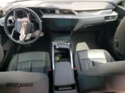 ✅ 2022 Audi e-tron Premium • VIN: WA1AAAGEXNB004197 • Lot: 53090613. Wystawiony na Copart z przebiegiem 18 865 mil. Bezpłatny archiwum sprzedaży aukcyjnych z USA i szczegółowy raport historii pojazdu na DreamBid. Zdjęcie 8.