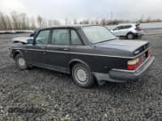 ✅ 1989 Volvo 240 DL • VIN: YV1AX8843K1363079 • Lot: 84111024. Wystawiony na Copart z przebiegiem 167 658 mil. Bezpłatny archiwum sprzedaży aukcyjnych z USA i szczegółowy raport historii pojazdu na DreamBid. Zdjęcie 2.