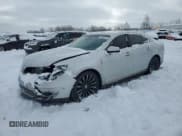 ✅ 2013 Lincoln MKS • VIN: 1LNHL9EK1DG602231 • Лот: 44989515. Опубликован ранее на Copart с пробегом 203 793 миль. Бесплатный доступ к архиву аукционных продаж из США и подробный отчёт об истории автомобиля на DreamBid. Изображение 1.