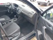 ✅ 2021 Volkswagen Tiguan SE • VIN: 3VV2B7AXXMM058256 • Lot: 43250700. Wystawiony na IAAI z przebiegiem 33 409 mil. Bezpłatny archiwum sprzedaży aukcyjnych z USA i szczegółowy raport historii pojazdu na DreamBid. Zdjęcie 5.