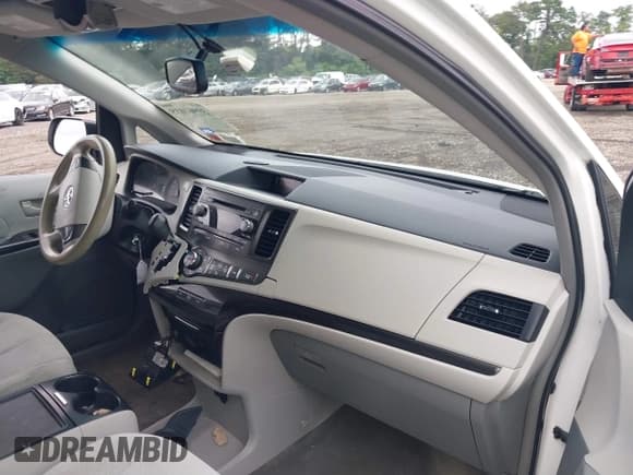 ✅ 2014 Toyota Sienna LE AAS • VIN: 5TDKK3DC0ES521152 • Lot: 39961035. Listed on IAAI with 147,947 mi. Free auction sales archive from the USA and detailed vehicle history report at DreamBid. Image 5.