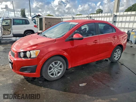 ✅ 2015 Chevrolet Sonic LT • VIN: 1G1JC5SB4F4156401 • Лот: 94324565. Опубликован ранее на Copart с пробегом 96 934 миль. Бесплатный доступ к архиву аукционных продаж из США и подробный отчёт об истории автомобиля на DreamBid. Изображение 1.