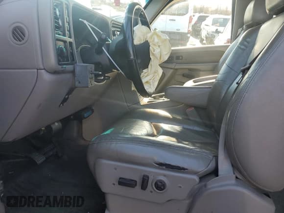 ✅ 2003 Chevrolet Silverado 2500HD LS • VIN: 1GCHK29193E212908 • Lot: 86695954. Wystawiony na Copart z przebiegiem 90 342 mil. Bezpłatny archiwum sprzedaży aukcyjnych z USA i szczegółowy raport historii pojazdu na DreamBid. Zdjęcie 7.