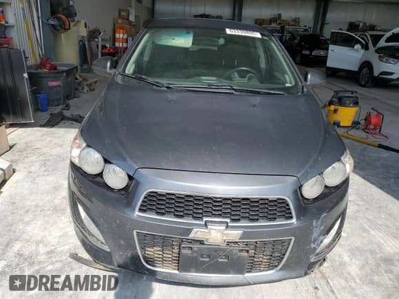 2013 Chevrolet Sonic RS z VIN 1G1JG6SB4D4141677, wystawiony jako Copart lot #63330805 z przebiegiem 119 896 mil mil oraz Szkoda całkowita • Salvage title. Historia ofert i sprzedaży dostępna na DreamBid. Obrazek 5.