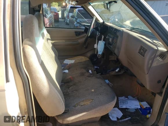 ✅ 1994 Chevrolet S-10 • VIN: 1GCCS14Z2RK116792 • Лот: 60644212. Опубликован ранее на Copart с пробегом 185 402 миль. Бесплатный доступ к архиву аукционных продаж из США и подробный отчёт об истории автомобиля на DreamBid. Изображение 5.